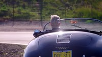 Adam Levine tampak menikmati mobil klasik Porsche sebelum mencoba mobil listriknya. Foto: Pool (Youtube)