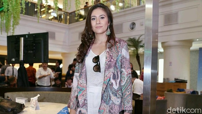 Duh, Perut Ramping Wulan Guritno Bikin Salah Fokus