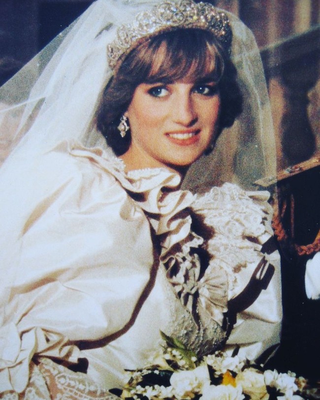 Putri Diana tampil begitu cantik di hari pernikahannya dengan Pangeran Charles. Usianya saat itu baru 20 tahun, sedang Pangeran Charles sudah berusia 33 tahun. Foto: Dok. STR / AFP, Instagram