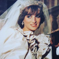 Putri Diana tampil begitu cantik di hari pernikahannya dengan Pangeran Charles. Usianya saat itu baru 20 tahun, sedang Pangeran Charles sudah berusia 33 tahun. Foto: Dok. STR / AFP, Instagram