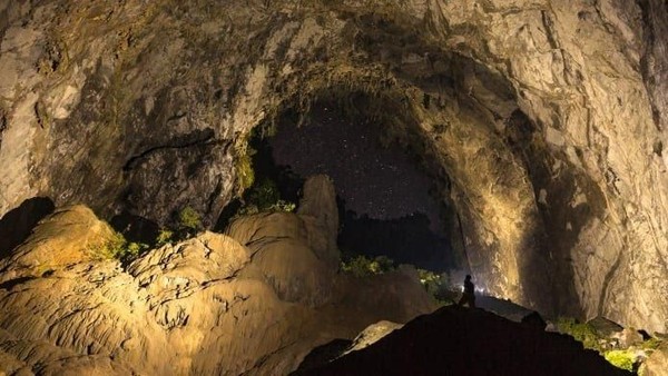 Stalagmit dan stalagtit di dalam Gua Son Doong berukuran besar dan tinggi (Jarryd Salem/CNN)
