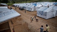 Beberapa anak-anak terlihat sedang bermain menunggu waktu berbuka puasa di area tenda pengungsian di Marawi, Filipina. Jes Aznar/Getty Images.