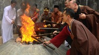 Sejumlah perwakilan umat Budha mengambil Api Dharma menggunakan obor dari sumber Api Abadi Mrapen, di desa Manggarmas, Godong, Grobogan, Jawa Tengah. Antara Foto/Yusuf Nugroho.