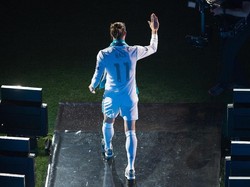 Parade itu berlanjut dan berakhir di Stadion Santiago Bernabeu. Di sana para pemain dipangil satu per satu untuk masuk ke dalam lapangan. (Foto: Denis Doyle/Getty Images)