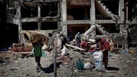 Penduduk Marawi kembali ke runtuhan desa mereka untuk menyelamatkan sisa-sisa barang yang masih tertinggal di puing-puing rumah mereka untuk dibawa ke pengungsian. Jes Aznar/Getty Images.