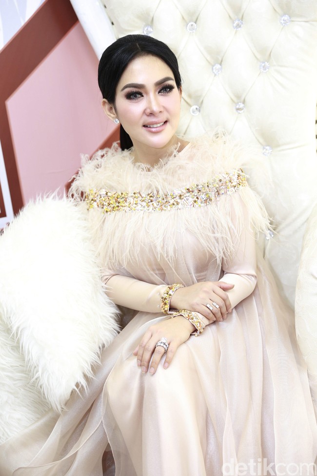 Bagi Syahrini eyeliner penting untuk dipakai. Saya nggak bisa hidup tanpa eyeliner karena mataku sayu jadi menolong sekali untuk mata jadi lebih tajam, ucap Syahrini lagi. Foto: Palevi S/detikHOT