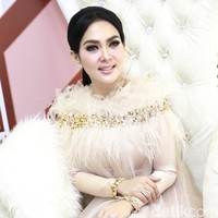 Bagi Syahrini eyeliner penting untuk dipakai. Saya nggak bisa hidup tanpa eyeliner karena mataku sayu jadi menolong sekali untuk mata jadi lebih tajam, ucap Syahrini lagi. Foto: Palevi S/detikHOT