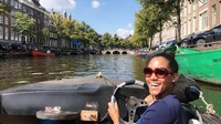 Foto: Lukwesa juga pernah ke Belanda. Di sana dia naik kapal melewati kanal-kanal yang cantik. (Instagram/Lukwesa Morin)