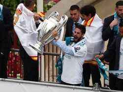 Trofi Liga Champions turut dipamerkan. Para pemain saling bergantian mengangkat Si Kuping Besar. (Foto: Sergio Perez/Reuters)