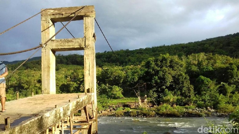 Progres Jembatan Mangkrak Maros: Tali Sling Sudah Dibentangkan Progres Jembatan Mangkrak Maros: Tali Sling Sudah Dibentangkan
