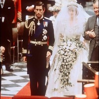 Ayah dan ibu Pangeran Harry, Pangeran Charles dan Putri Diana menikah pada 29 Juli 1981 di Katedral St. Paul, London. Seperti Kate Middleton saat dinikahi Pangeran William, Putri Diana juga diantar ayahnya, Earl Spencer, ke altar gereja. Foto: Dok. STR / AFP, Instagram
