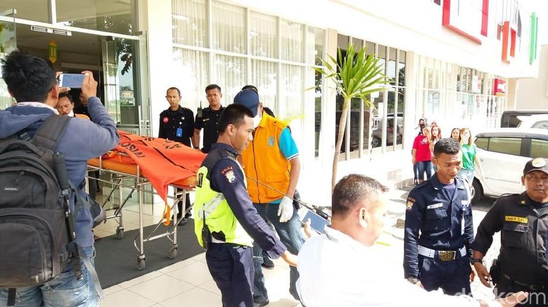 Polisi Temukan Pisau di Lokasi Tewasnya Pria di Apartemen Educity Polisi Temukan Pisau di Lokasi Tewasnya Pria di Apartemen Educity