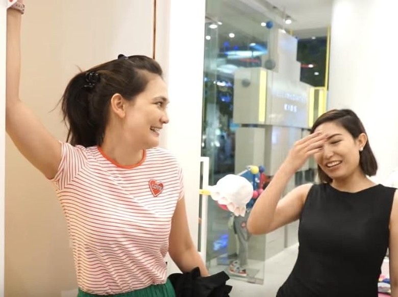Foto: Luna Maya dan Ayu Dewi (YouTube) Foto: Luna Maya dan Ayu Dewi (YouTube)