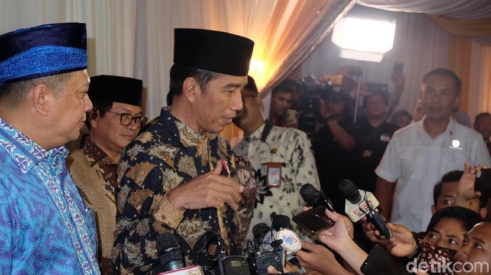 Canda Jokowi Ungkap Deal dengan Bamsoet Saat Bukber