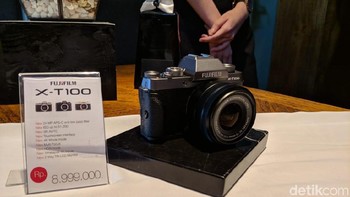 Fujifilm membekali X-T100 jendela bidik elektronik OLED serta layar LCD sentuh 3 inch. Foto: detikINET/Adi Fida Rahman