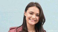 Senyum manis Amanda Rawles. Foto: Ismail/detikHOT
