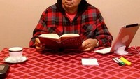 Ini kegiatan SBY setiap hari Minggu. Membaca buku sambil menikmati segelas minuman hangat. Apa kebiasaan kamu di hari Ahad? tanya SBY. Foto: instagram @susilobambangyudhoyonofans