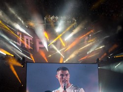 Puluhan ribu fans di stadion berteriak meminta Ronaldo untuk terus tinggal di Madrid. (Foto: Denis Doyle/Getty Images)