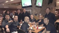 Disela-sela kesibukannya syuting sinetron, Ali masih meluangkan waktu untuk makan malam serta ngumpul bersama teman-teman terdekatnya. Foto: Instagram @alisyakieb