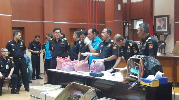 Paket ekstasi dikirim dari Belgia sedangkan katinon dari Ethiopia.