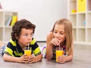 Perhatikan Ini Saat Hendak Beri Anak Jus Buah
