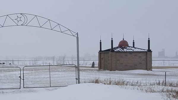 Kini Masjid North Dakota juga berfungsi sebagai mini museum. Di dalamnya terpampang kumpulan foto-foto Masjid North Dakota sekaligus informasi sejarahnya. (Instagram)