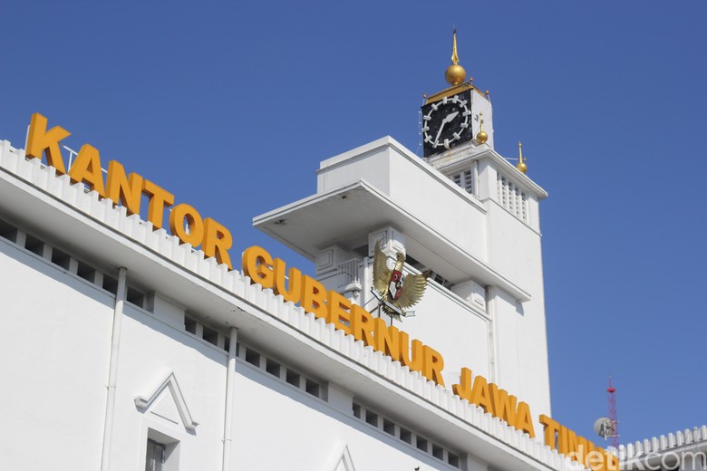 Cerita tentang Menara Jam Kuno di Atas Kantor Gubernur Jatim Cerita tentang Menara Jam Kuno di Atas Kantor Gubernur Jatim