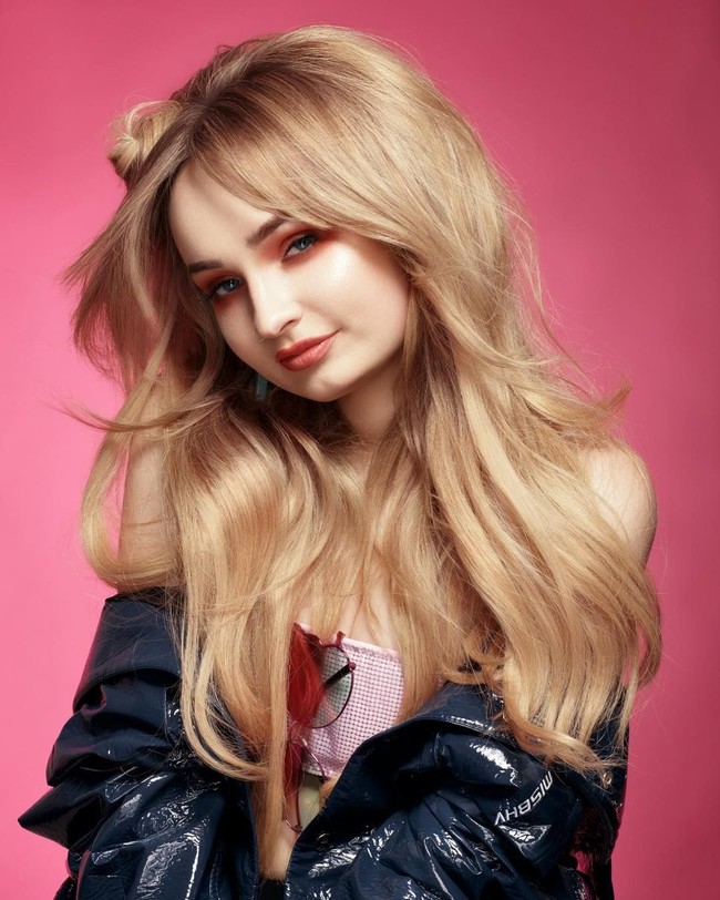 Penyanyi ini punya wajah cantik dan imut bak Barbie, tapi nggak nyangka dengan identitasnya. Penyanyi ini ternyata dulunya pria. Foto: dok. Instagram