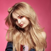 Penyanyi ini punya wajah cantik dan imut bak Barbie, tapi nggak nyangka dengan identitasnya. Penyanyi ini ternyata dulunya pria. Foto: dok. Instagram