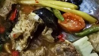 Pindang yang ini kuahnya kecoklatan dan isiannya juga lumayan padat. Ada potongan daging iga, cabai, tomat, bahkan juga masih ada bumbu seperti serai dan daun salamnya. Foto: Instagram