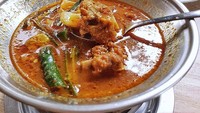 Kalau pindang daging yang ini tampak berkuah lebih kental ya. Isinya daging sapi dengan tulang dan ada irisan cabai hijaunya. Foto : instagram @kocikuliner