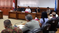 (Kiri-kanan) Anggota DPR Komisi I, Eva Kusuma Sundari, Charles Honoris, Ketua LSF Ahmad Yani, Afvin Hakim Thoha dan Dave Laksono saat berdialog soal film Lima. Pertemuan tersebut membahas pembatasan usia penonton itu.