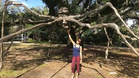 Foto: Di lain kesempatan, wanita yang mirip Megan Markle ini berfoto di depan patung laba-laba di Museum Seni dan Taman Patung New Orleans. (Instagram/Lukwesa Morin)