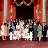 Gaun mewah ikonik Putri Diana ini harganya sama mahalnya dengan gaun Meghan Markle. Jika gaun Meghan dari rumah mode Givenchy seharga itu menghabiskan US$ 198 ribu atau Rp 3,8 miliar, gaun Putri Diana mencapai US$ 198 ribu atau Rp 2,8 miliar. Foto: Dok. STR / AFP, Instagram