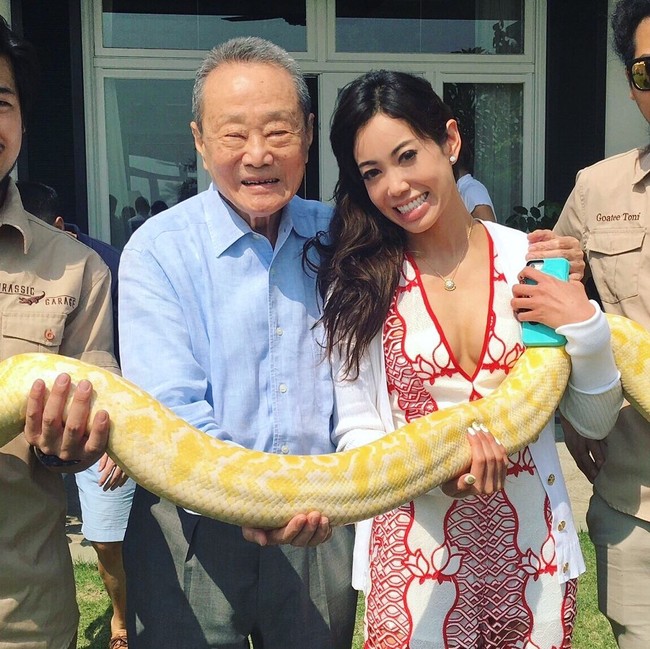 Yen Kuok sangat bangga pada ayahnya. Bukan hanya karena Robert Kuok menjadi orang terkaya di Malaysia dengan jumlah kekayaan mencapai Rp 202 triliun, tapi bagaimana sang ayah telah menjadi pahlawan untuknya dan banyak orang. Foto: dok. Instagram