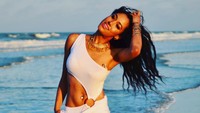Foto: Kecantikan Lukwesa kerap dibandingkan dengan Megan Markle. Soal gaya, Lukwesa yang berbeda umur 11 tahun dengan Megan Markle pun tak kalah trendi saat main ke pantai. (Instagram/Lukwesa Morin)
