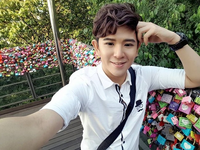 Begitu juga dengan gaya berbusana dan rambut yang kini lebih kekinian. Kira-kira apa mantan Steve Yong menyesal setelah melihat penampilannya sekarang? Foto: Facebook Steven Yong