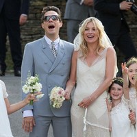 Gaun menerawang lainnya adalah milik Kate Moss. Rancangan ikonik John Galliano ini begitu kental nuansa bohemian ala tahun 80-an. Demi gaun Kate, Galliano mengambil teknik guntingan bias yang berasal dari tahun 20-an. Gaun ini pun menjadi bagian dari karya-karya John Galliano yang dipamerkan di Victoria & Albert Museum. Foto: Ist.