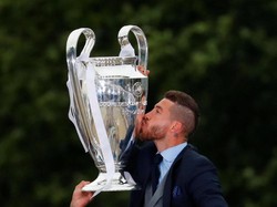 Ramos mencium trofi yang diangkat oleh Marcelo. (Foto: Paul Hanna/Reuters)