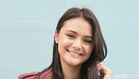 Amanda Rawles terlihat berbeda dengan rambut barunya. Penampilannya ini membuat Amanda semakin cantik. Foto: Ismail/detikHOT