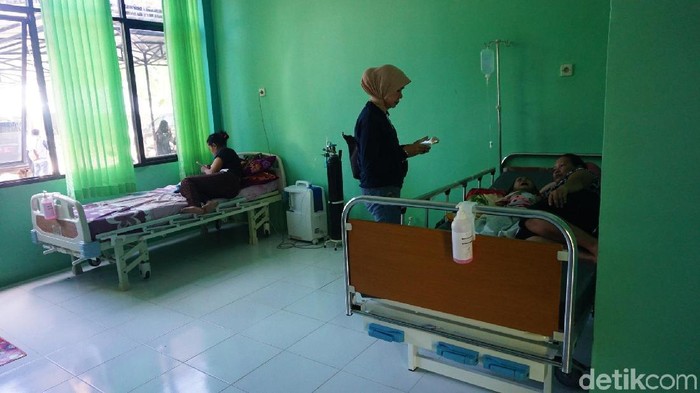 Balita gizi buruk di Puskesmas Sajingan Besar. Foto: Frieda Isyana/detikHealth Balita gizi buruk di Puskesmas Sajingan Besar. Foto: Frieda Isyana/detikHealth