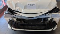 Toyota of Surprise, diler Toyota di Phoenix Amerika tersebut menjelaskan bahwa mobil ini merupakan Toyota Camry model 2018 yang rusak setelah terlibat tabrakan. Diler itu sengaja memajang mobil ringsek itu untuk menunjukkan seberapa aman mobil tersebut untuk sopir dan penumpangnya.  Foto: Pool (facebook)