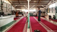 Warga tampak khusyuk melaksanan salat.