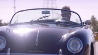 Adam Levine dengan mobil klasik Porsche. Foto: Pool (Youtube)