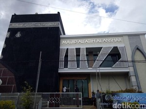Menengok Agungnya Masjid Kakbah di Makassar