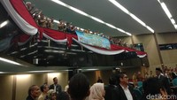 Seluruh pejabat Pemprov DKI dan anggota DPRD DKI Jakarta yang hadir dalam rapat paripurna memberikan standing ovation saat pihak BPK membacakan hasil pemeriksaan laporan keuangan Pemprov DKI tahun anggaran 2017. Laporan keuangan Pemprov DKI mendapatkan opini wajar tanpa pengecualian (WTP) dari BPK. (Zhacky-detikcom)