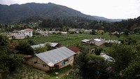Gadis asal Guatemala ini baru lulus dari sekolah tinggi teknik pada jurusan akuntansi sekitar dua tahun lalu. Namun tidak ada pekerjaan untuknya di Guatemala, karena kebanyakan mencari lulusan universitas. Orang tua Gonzalez tidak mampu membiayainya melanjutkan pendidikan. Foto menunjukkan desa tempat tinggal Gonzalez. Foto: REUTERS/Luis Echeverria