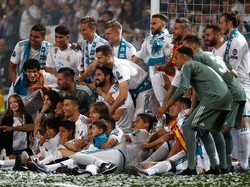Para pemain Real Madrid yang sudah berganti pakaian dengan kostum tim berfoto bersama. (Foto: Javier Barbancho/Reuters)