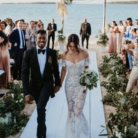 Shanina Shaik baru saja mengucap janji setia dengan DJ Ruckus lewat sebuah pernikahan intim di Bahama. Gaun menerawang dari Ralph & Russo menjadi pilihan model Victorias Secret yang begitu sempurna membentuk siluet tubuhnya.
