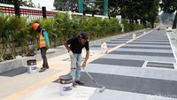 Pekerja membangun trotoar di kawasan Senayan, Jakarta, Senin (28/5/2018).